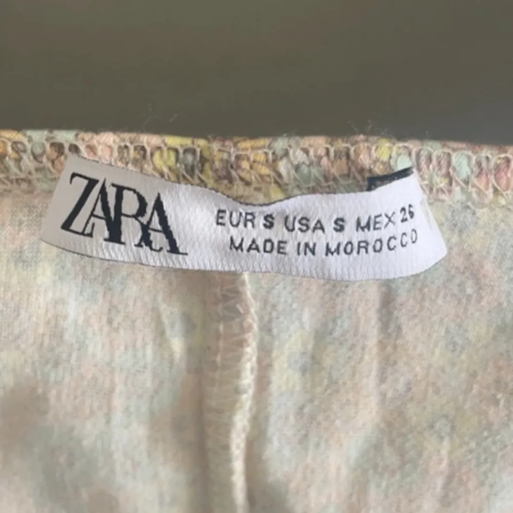 En superfin blommig mini-klänning från Zara!🌷✨🌸 (Jag är ca. 164 cm) Den är liten i storleken, så skulle säga att den passar en liten S & vanlig XS💕. Klänningar.
