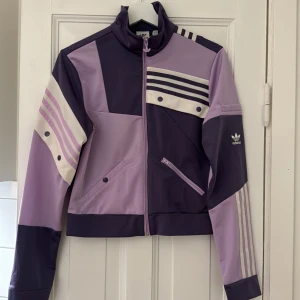 Kofta från adidas  - Sparsamt använd ziphoodie från adidas. Riktiga knappar som sitter runt hela tröjan. 