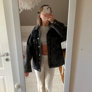 Svart/grå jeansjacka - Super snygg jeansjacka från nakd som ej kommer till användning! Nyskick och finns nog inte längre att köpa 💕