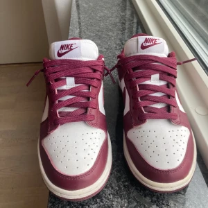 Nike dunk low Bordeaux  - Säljer nu mina Nike dunk low Bordeaux, skorna är som nya då de knappt är använda, priset går att diskutera. Låda finns