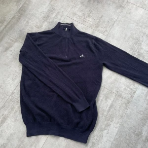 Gant halfzip - En half-zip som bara använts fåtal gånger, nypris 1300. Pris kan diskuteras! Kan tänka mig byta.