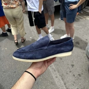 Loro Piana summerwalks  - INTRESSEKOLL! Sjukt feta Loro Piana summerwalks. Storlek 43! Skick 9/10 använda några gånger. Färg navy blue🔵nypris 11000kr! Skriv om intresserad! 