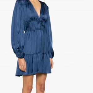 MAJE klänning - Säljer denna v-ringade miniklänning med rysch från Maje för 1000kr. Använd 1 gång, nypris 3199kr. 