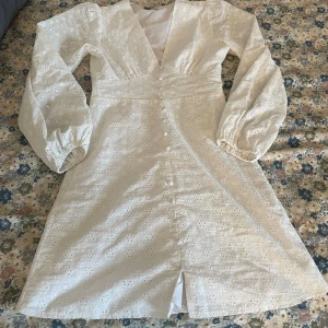 Klänning - Fint skick utom några sminkfläckar i nacken som säkert går bort har ej testat 