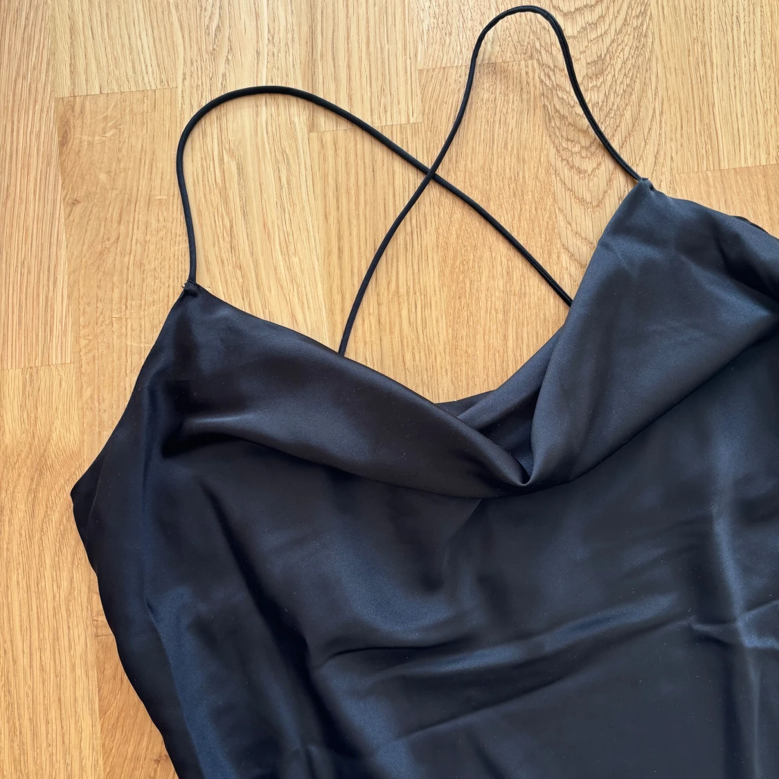 Svart miniklänning i satin - 90