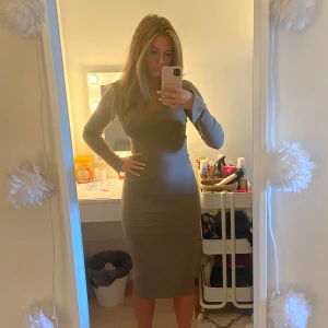 Långklänning - En superfin beige långklänning! Slits vid armarna! Otrolig passform 🤩