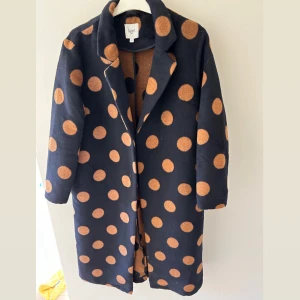 Pälskappa  - Säljer min mammas prickiga pälskappa, använd fåtal gånger nästintill nyskick.