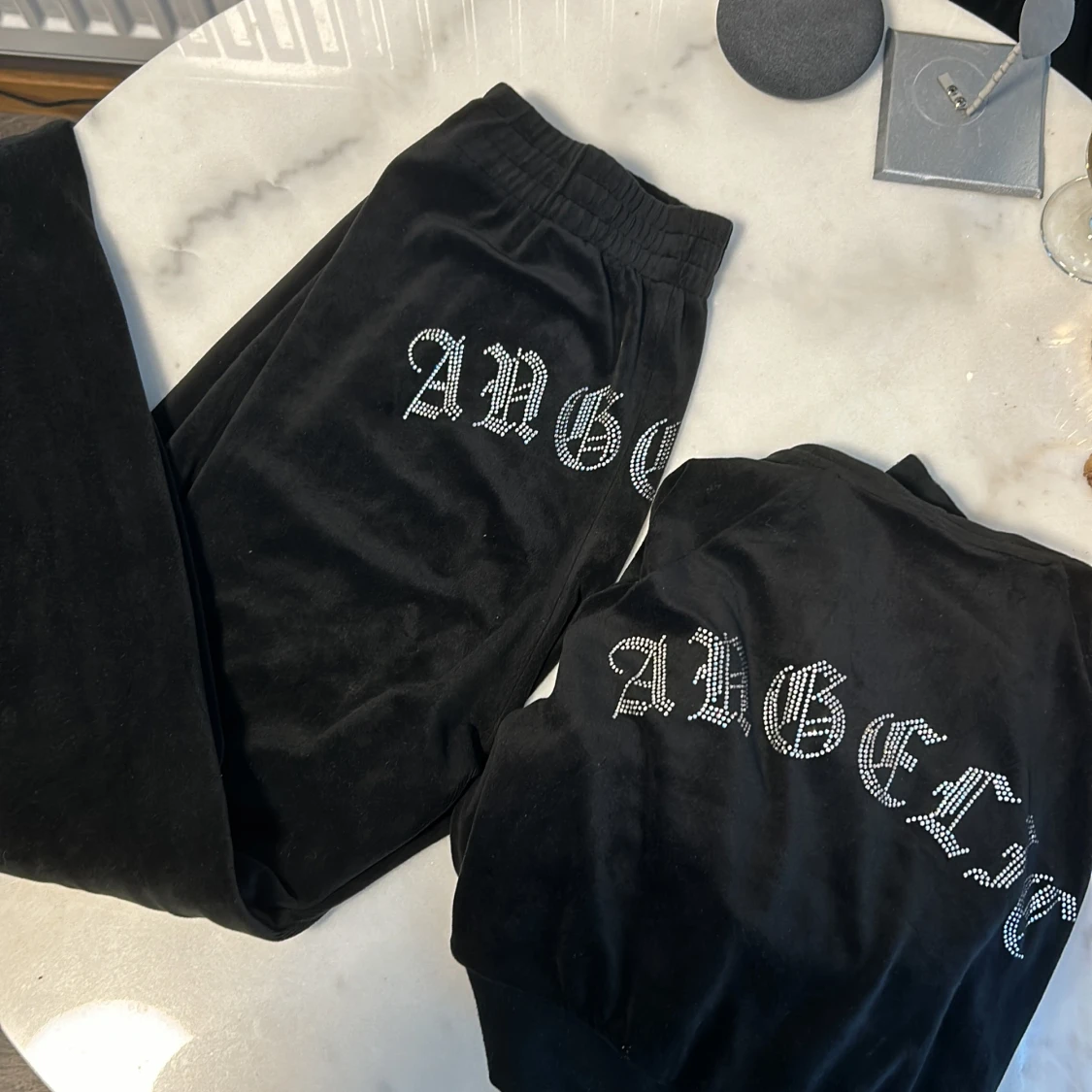 Sett med diamant text på ryggen och rumpan