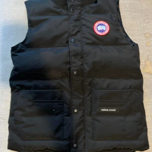 Canada goose väst - Säljer min canada goose väst till ett bra pris och efter som att jag knappt ens har använt den eftersom att den alltid har varit lite stor på mig 10/10 skick ( går ner i pris vid snabbare affär)