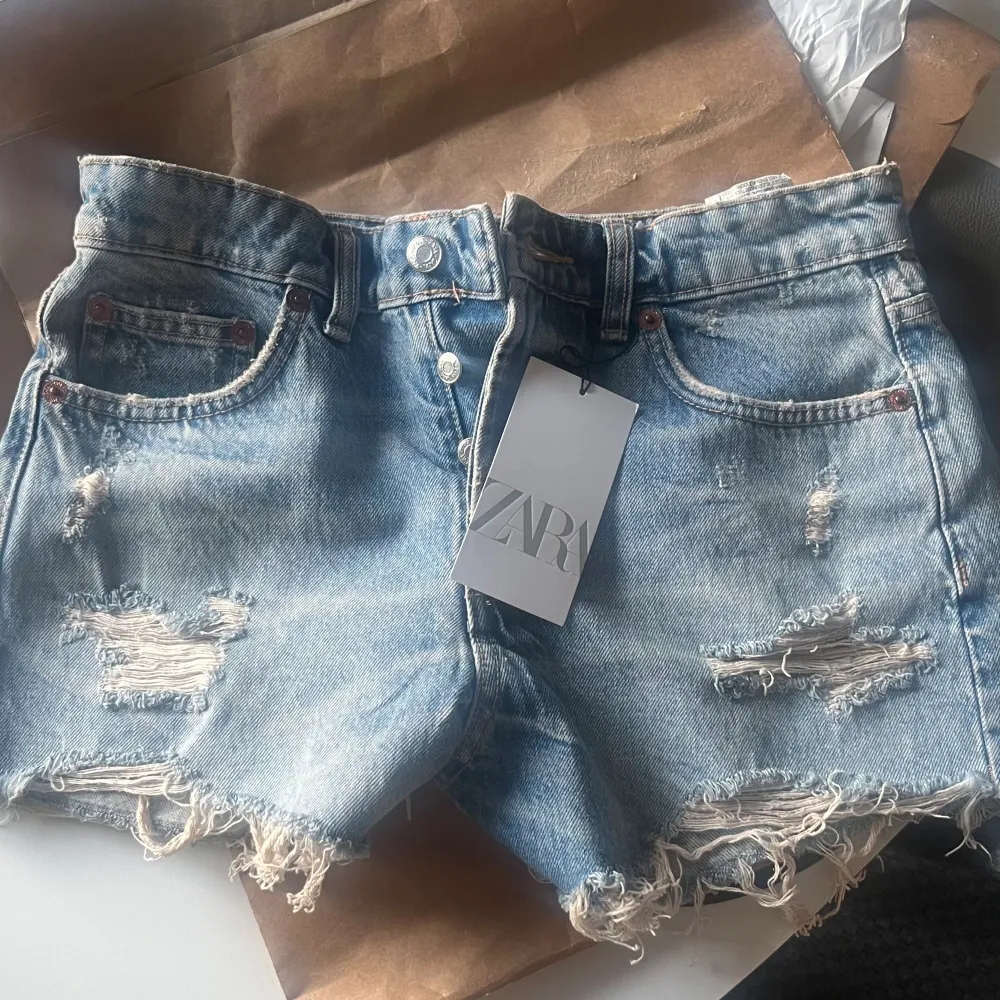 helt nya jeansshorts ifrån zara. endast testade och alla lappar sitter kvar. nypris 329kr så jag säljer lite billigare. säljer då dom inte passade mig och tiden för att göra retur har gått ut! hör av dig om du har frågor. tryck gärna på köp nu!!!. Shorts.