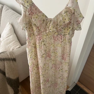 Hm klänning - Säljer populär hm klänning, använd 1 gång. Går att köpa direkt Säljer ej under 500 så ingen idé att pruta