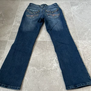 Lågmidjade bootcut jeans💘 - Jättefina lågmidjade bootcut jeans💘Skriv vid intresse eller vid frågor💖Pris kan diskuteras💞 Midja rakt över: 34 Innerben: 68