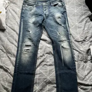 Used jeans with no flaws. Size 32 but it’s really slim so I would recommend them if you have 30-31 
