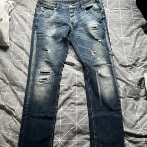 Kings will dream jeans slim - Used jeans with no flaws. Size 32 but it’s really slim so I would recommend them if you have 30-31 