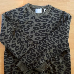 Valient sweatshirt  - Sweatshirt från valient i strlk L, men skulle säga närmare M. Knappt använd.