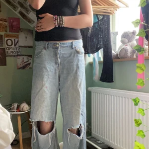 Baggy jeans - Ett bar baggy jeans som jag nt längre tycker om. Dom är slitna o väl använda. Som man ser på sista bilden är dom sönder för jag trampat på då. Jag är för övrigt 176 cm o dom går ner under mina fötter. Skriv för fler bilder. 