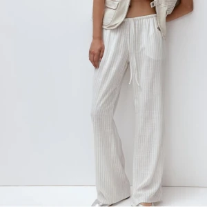 Randiga linnebyxor  - Low/mid waisted linnebyxor som ej kommer till användning. (Titta på sista-3dje bilden för att se exakt färg på de randiga)❣️ bra skick 