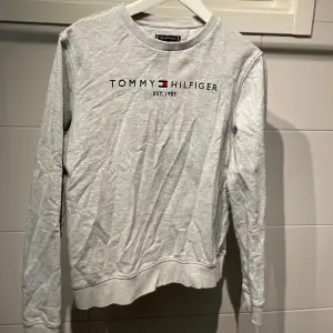Säljer denna jättefina tröja från Tommy hilfiger då den inte har nån användning, tröjan är i väldigt fint skick och har inga skador!