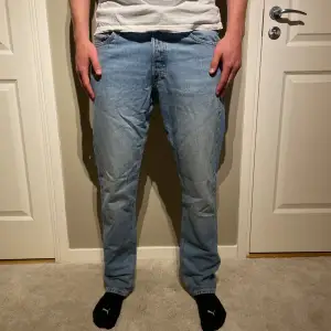 Säljer dessa super snygga Jack & Jones jeans i losse/chris fit. Personen på bilden är 189 cm lång, hör av er vid funderingar!