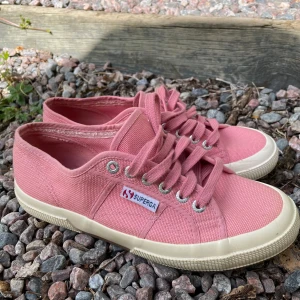 Superga skor - Använda vid några tillfällen. Dock i mycket bra skick 🌼