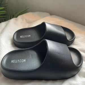 Nelly happy flopps tofflor  - Ett par helt oanvänd tofflor från Nelly köpte för nån dag sen men passade inte så säljer dom🩷 i storlek 38