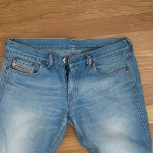 Diesel jeans lågmidjade - Säljer dessa diesel jeansen då de är för små för mig. Köpte dem här på plick och dem är i superbra skick. Jag har aldrig använt dem. Midjemått: 40 cm Innerbensmått: 75 cm💗💗