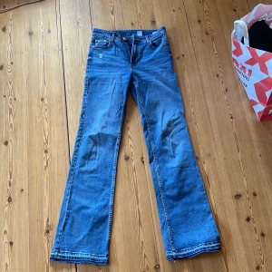 Utsvängda jeans - Säljer dessa marinblåa utsvängda jeansen från H&M, hyfsat lågmidjade. Dom är sprättade längst ner, bara använda ett fåtal gånger. Köparen står för frakten. Storlek 34.