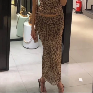 Leopard kjol zara - Trendig leopard kjol från zara som endast är testad. 🐆 Storlek M