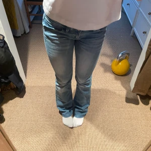 Low waist bootcut jeans - Lowwaisted utsvängda jeans i storlek W29 från Riever jeans💗jag är 164 som referens