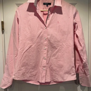 Ralph Lauren Skjorta - Jättefin ralph lauren skjorta i jätte fint skick! Står XL men ser ut att passa S-M! Gamlare modell vilket då gör att hästen är samma färg som skjortan men syns frf lika mycket! Hör av er vid fler funderingar eller prisförslag! Mvh