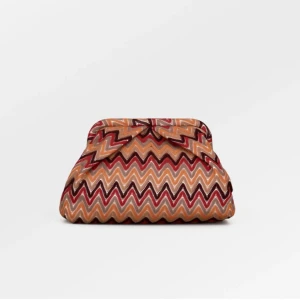 Beck Söndergaard väska - Säljer denna as snygga eftertraktade väska då jag råkade beställa två. Superfin nu till sommaren 💖 skriv för fler bilder 💕 Köpte för 679kr 