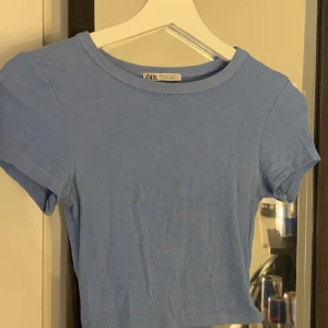 Blå Croptop  - En blå croptop ifrån zara i mjukt material. 