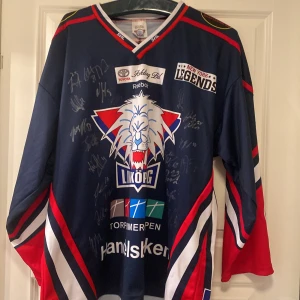 Signerad Linköping hockeytröja  -  min storebror fick hockeytröjan signerad för 10-15 år sedan av alla spelarna i laget.riktigt fet att ja på väggen 