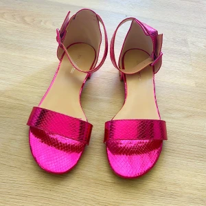 Sandaler  - Snygga rosa blanka sandaler  Använd en gång 