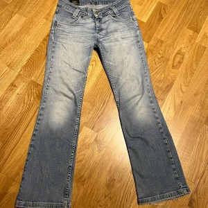 Lee jeans  - Lågmidjade bootcut jeans från Lee. Mycket bra skick, liten fläck på tredje bilden bara.