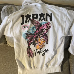 Hoodie med coolt tryck - Coolt tryck på ryggen 