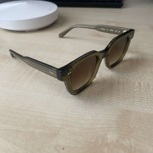   Chimi 04  - Säljer dessa nästintill oanvända chimis i modell 04, gröna. Inga repor, använda fåtal gånger. Inköpta åhléns, box o allt finns med. Nypris 1200.  Hör av er vid frågor elr annat. 