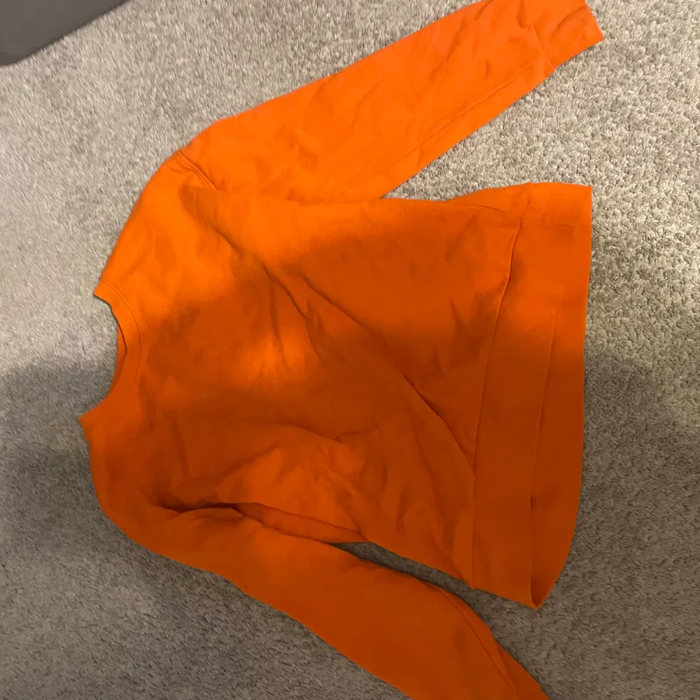 Sweatshirt från Lindex i storlek 154-163. Neuletakit & Villapaidat.