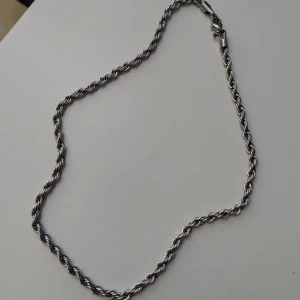 SILVER KEDJA - Storlek: 50cm / 5mm tjock. Vriden rep kedja kedja halsband för män, perfekt för dig som vill hitta en ny stil och den passar alla.