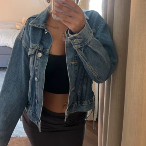 Jeans jacka - Jätte snygg jeans jacka som är i nyskick. Perfekt nu till sommaren och har använt den kanske 2 gånger så den är super fin verkligen. Den är ifrån Gina Tricot köpte den för 600.