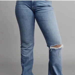Gina tricot Jeans - Säljer mina gina jeans med hål i. Köpta här på plick men knappt använda efter köpet. Ganska bra skick men har däremot lite slitningar längst nere vid benen. Skriv privat för fler frågor eller bilder ❤️