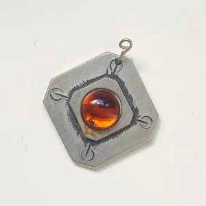 Berlock tenn - Vacker vintage berlock i tenn med orange rhinestone