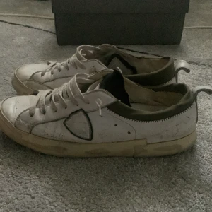 Philippe modell skor - Säljer mina Philippe modell skor då dom är ganska slitna. Skick 4/10. Sköna skor. Sönder på några ställen. Köpta här på Plick.