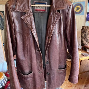 Retro brun skinnjacka  - Retro brun skinnjacka  Storlek m Finns i Lund 