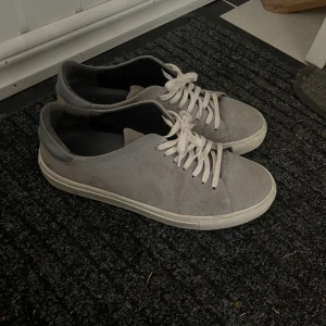 Gråa skor från Axel Arigato  - Gråa skor från Axel Arigato i storlek 38. Använda men inte slitna, endast smutsiga. Tvättas innan de skickas! 