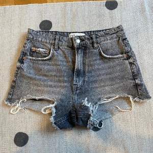 Sköna jeansshorts ifrån zara