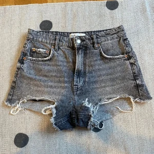 Zara jeansshorts  - Sköna jeansshorts ifrån zara