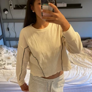 Créme långärmad topp❤️ - Långärmad tröja från SHEIN! Aldrig använd❤️ Skriv om du har frågor!