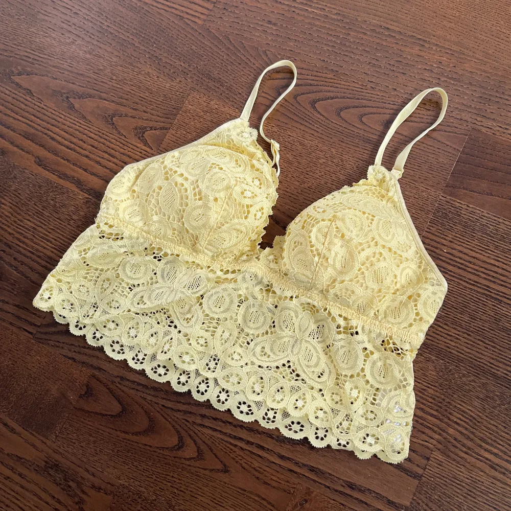 Ljusgul, jättesöt bralette från H&M, strl 38 💛🐝 tycker den sitter som en strl 36. I mycket bra skick! . Toppar.