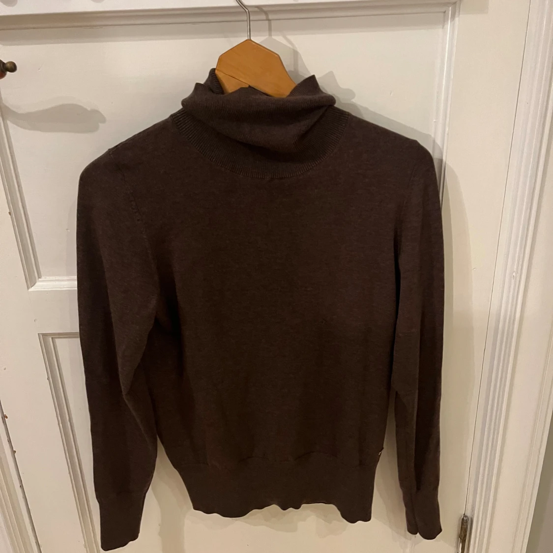 Brun stickad polotröja